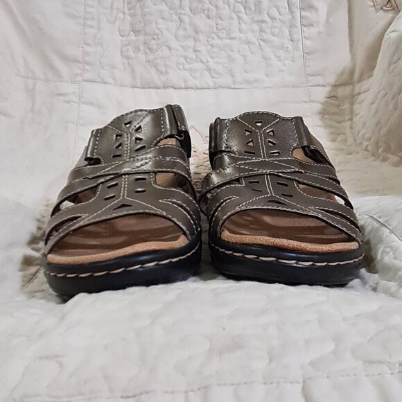 NWOB Clarks Bendables Lexi Holly Metallic Velcro Sandals 8.5 - Picture 4 of 6